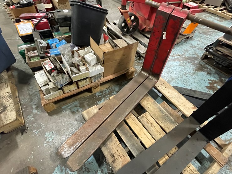 #7670-•-set-of-forklift-pallet-forks-image-1
