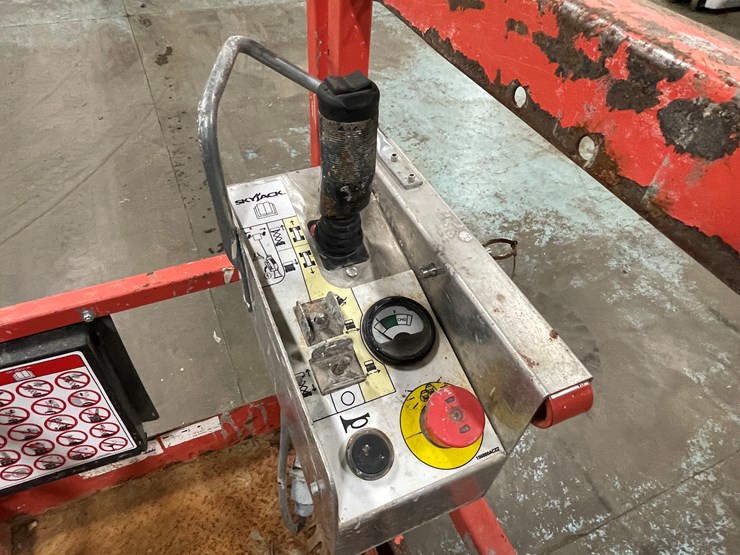 #206-•-2016-skyjack-scissor-lift-image-13