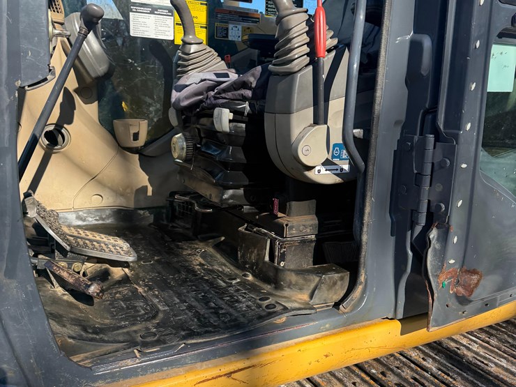 2012-deere-135d-image-13