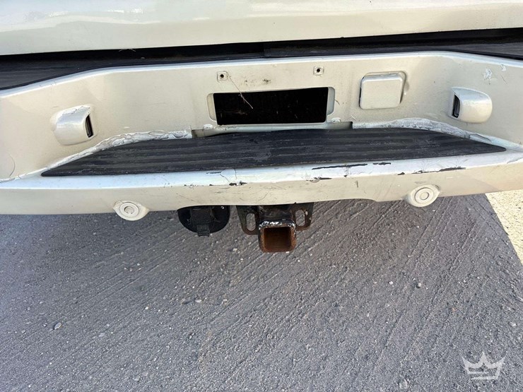 2011-cadillac-escalade-image-5