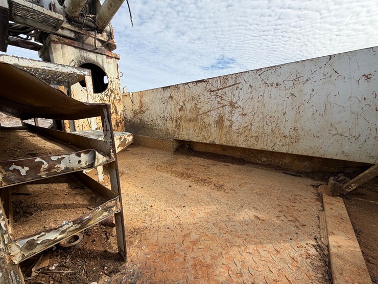 2002-freightliner-fl70-image-11