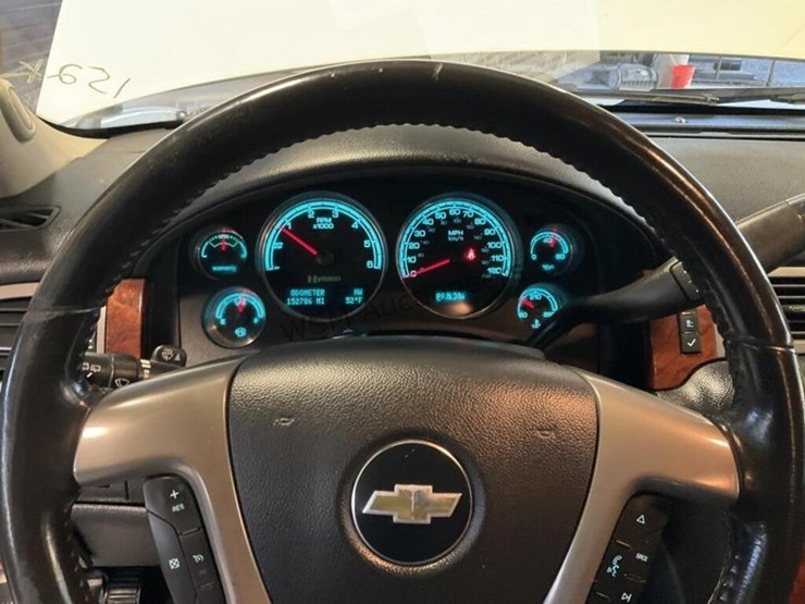 2013-chevrolet-tahoe-image-16