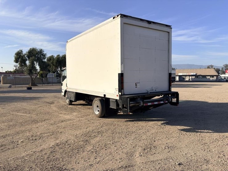 2013-isuzu-npr-image-4