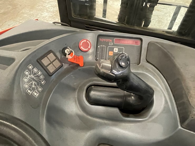 #221-•-2012-toyota-electric-ride-on-reach-truck-image-15