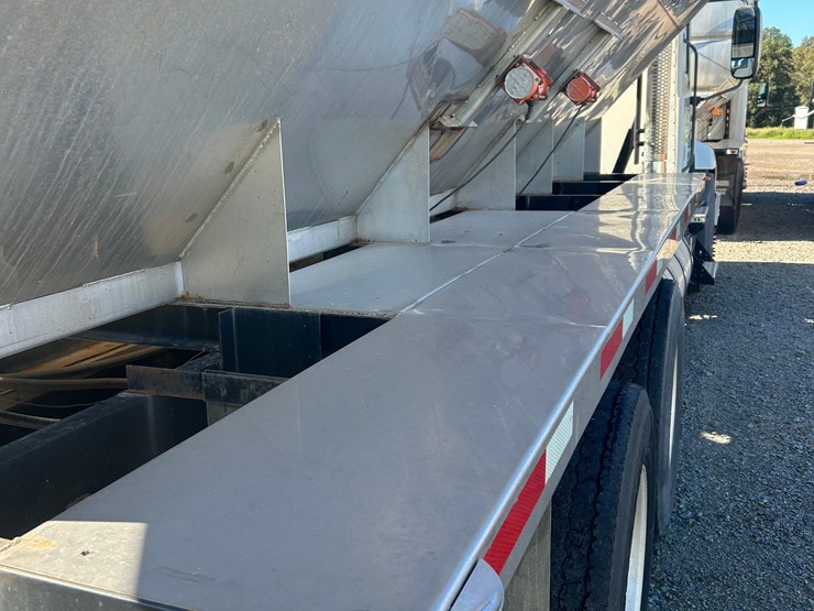 2012-mack-tender-truck-w/adams-rear-discharge-bed-auger-image-39