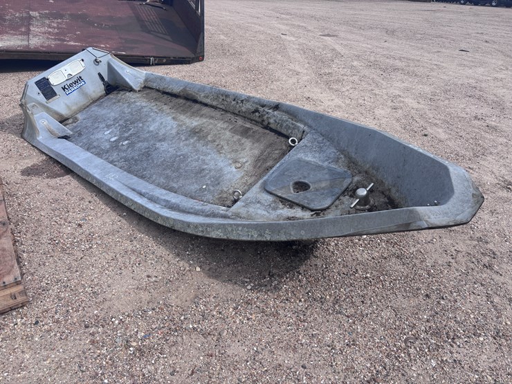 #1422-•-7-person-dayfer,-s.l.-norwhal-boat-hull-|-no-paperwork-on-boat-image-1