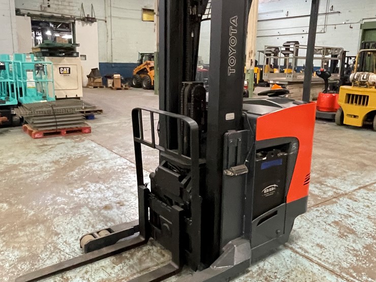 #221-•-2012-toyota-electric-ride-on-reach-truck-image-1