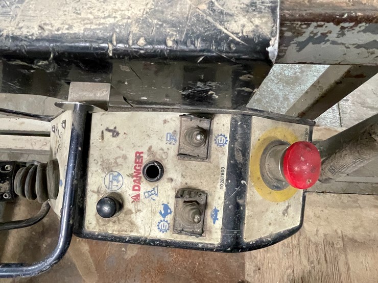 #204-•-terex-ts26-electric-scissor-lift-image-32