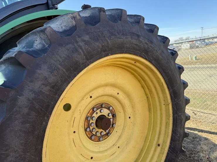 john-deere-8235r-image-8