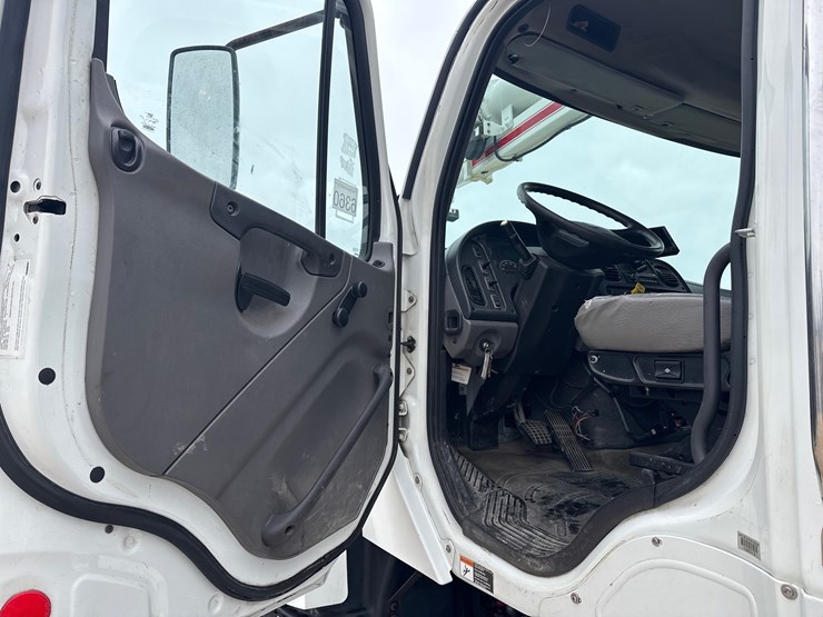 2016-freightliner-114sd-image-23