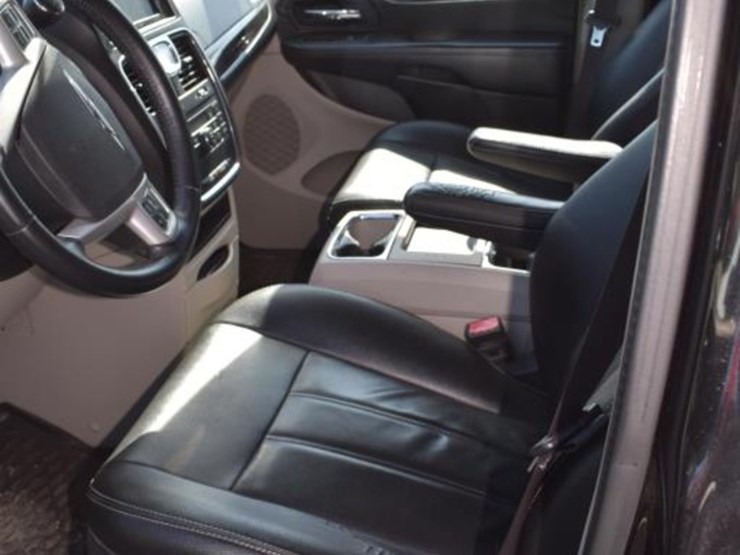 2015-chrysler-town-&-country-image-10