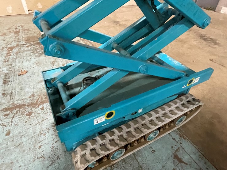 #203-•-2012-en-environment-electric-track-scissor-lift-image-25
