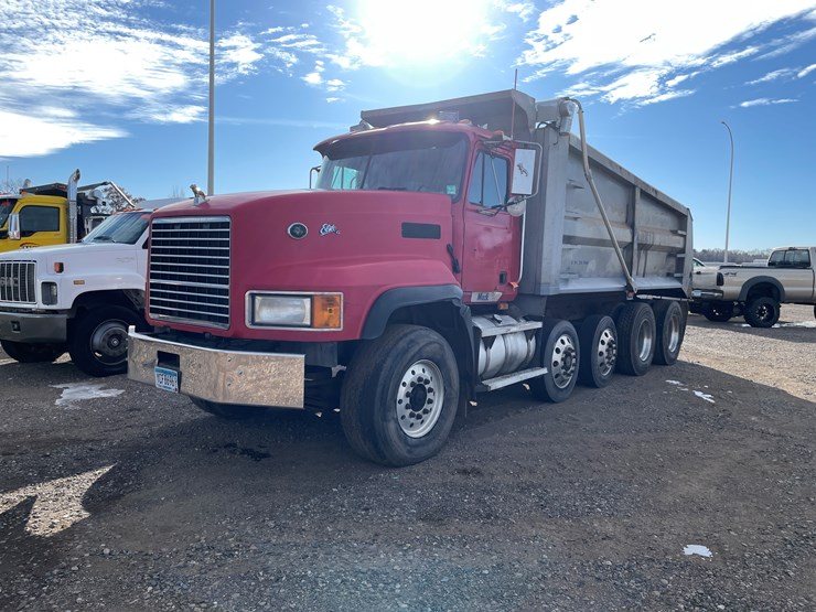 2001-mack-cl713-image-1