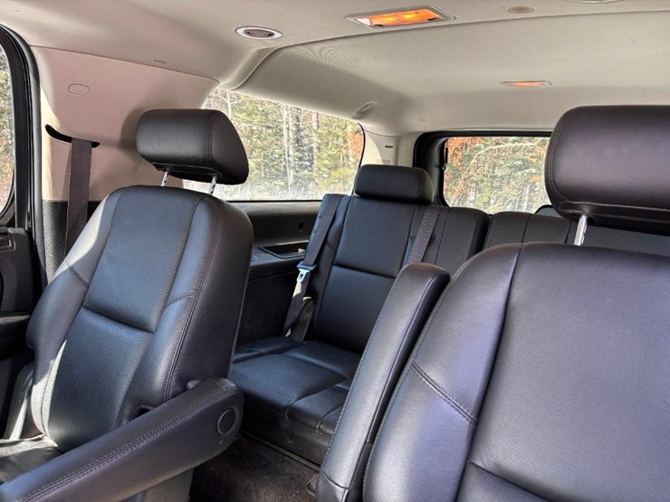 2009-chevrolet-suburban-image-19