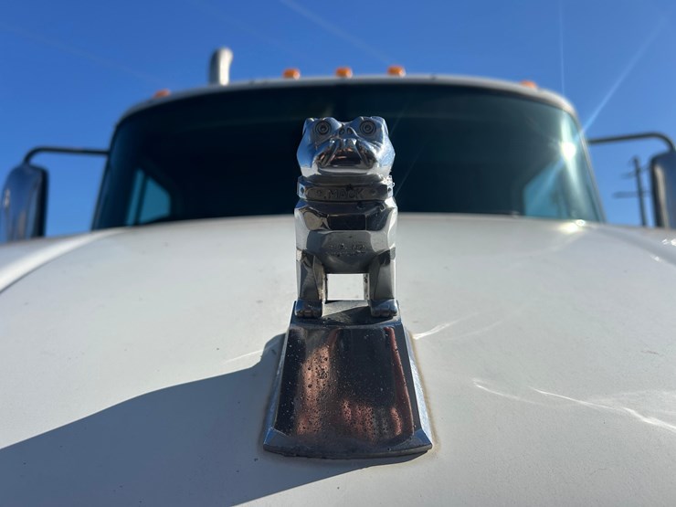 2012-mack-tender-truck-w/adams-rear-discharge-bed-auger-image-24