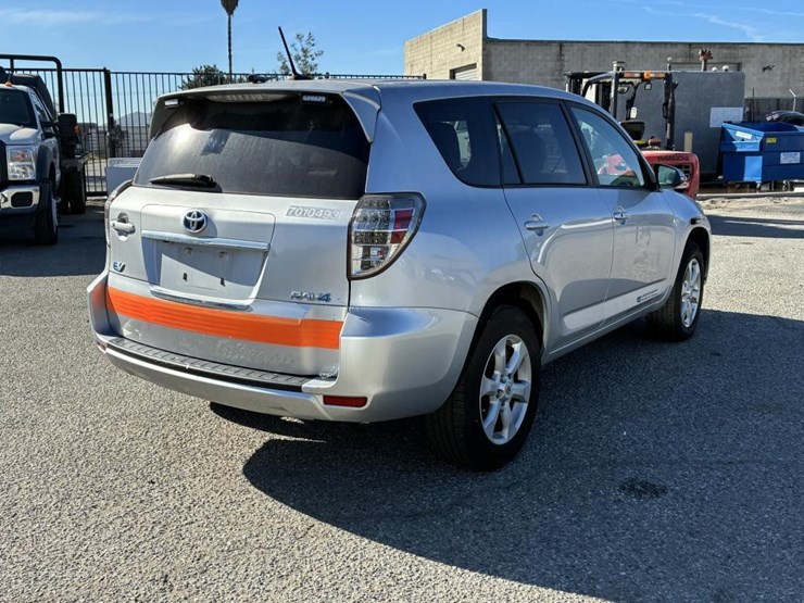 2014-toyota-rav4-image-3
