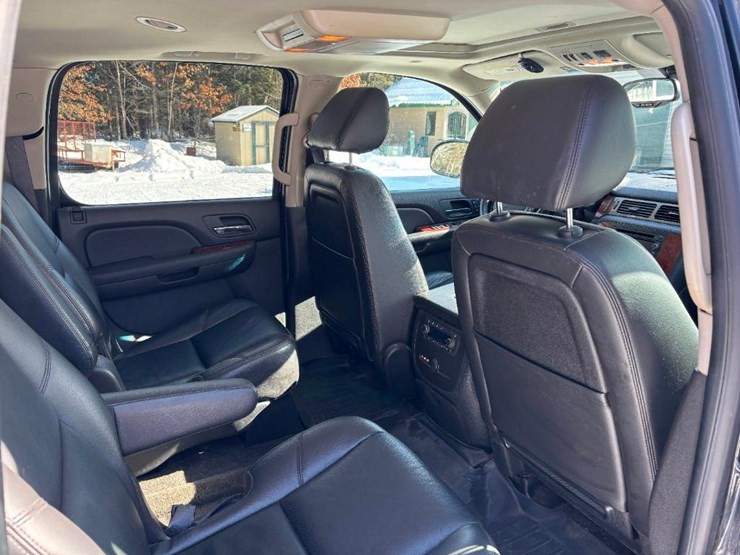 2009-chevrolet-suburban-image-30