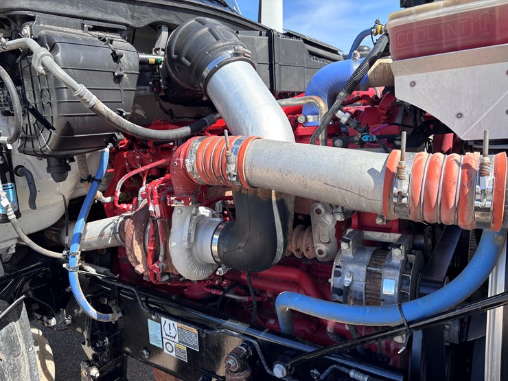 2016-peterbilt-567-image-22