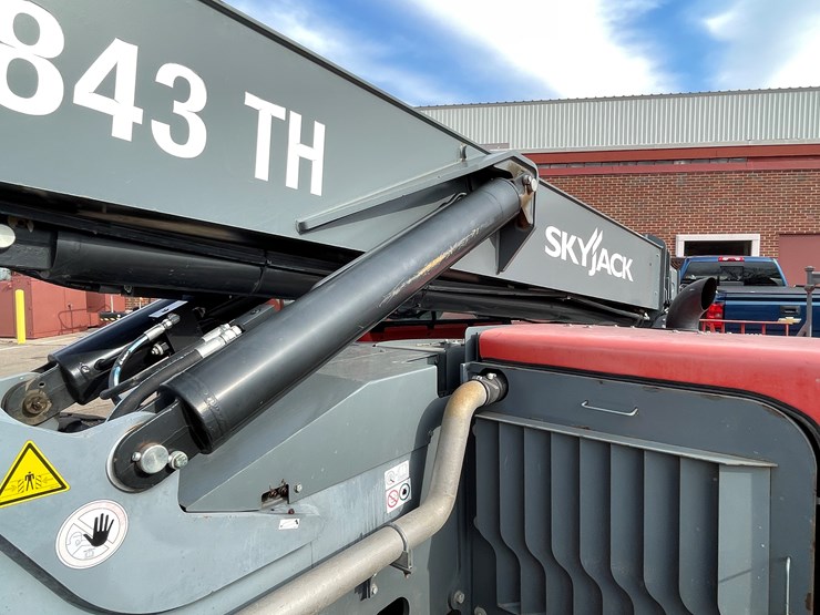 #130-•-2018-skyjack-sj843-telehandler-image-27