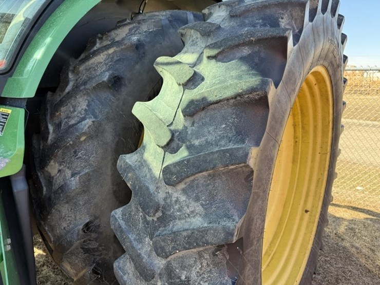 john-deere-8235r-image-7