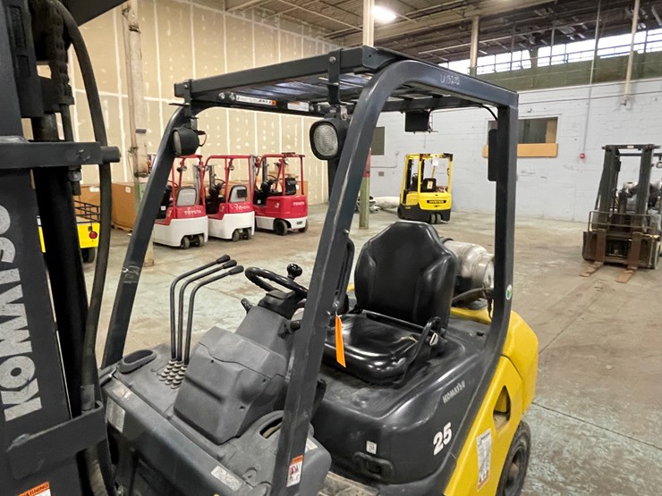 #168-•-2015-komatsu-25-propane-forklift-image-13