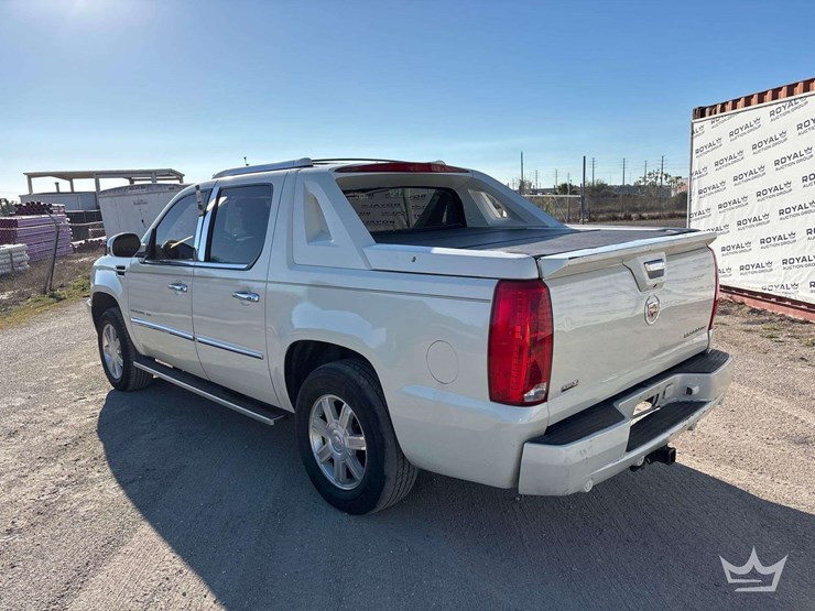 2011-cadillac-escalade-image-4