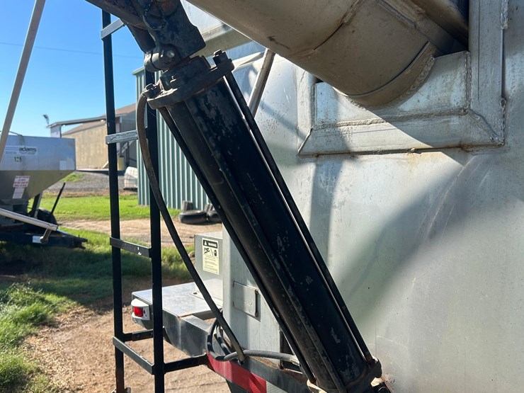 2012-mack-tender-truck-w/adams-rear-discharge-bed-auger-image-40