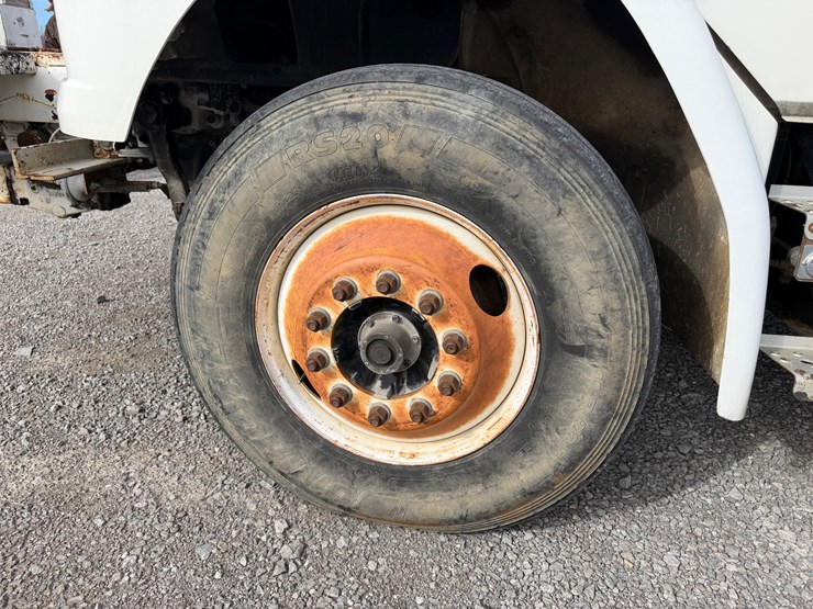 2002-freightliner-fl70-image-8