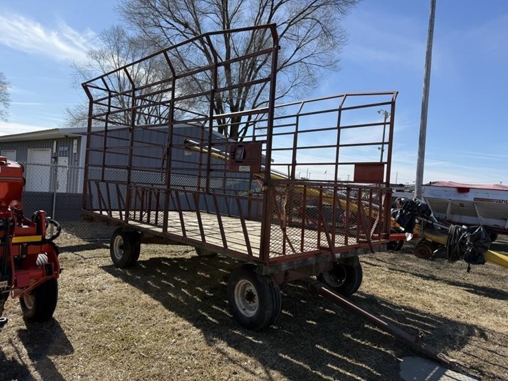 e-z-trail-16'-hay-wagon-image-3