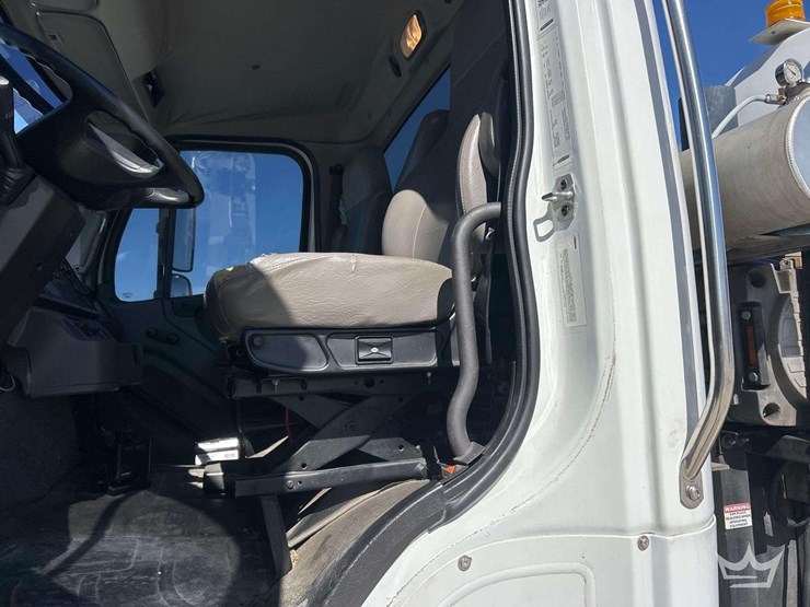 2016-freightliner-114sd-image-14