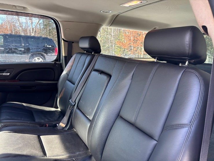 2010-chevrolet-suburban-image-26