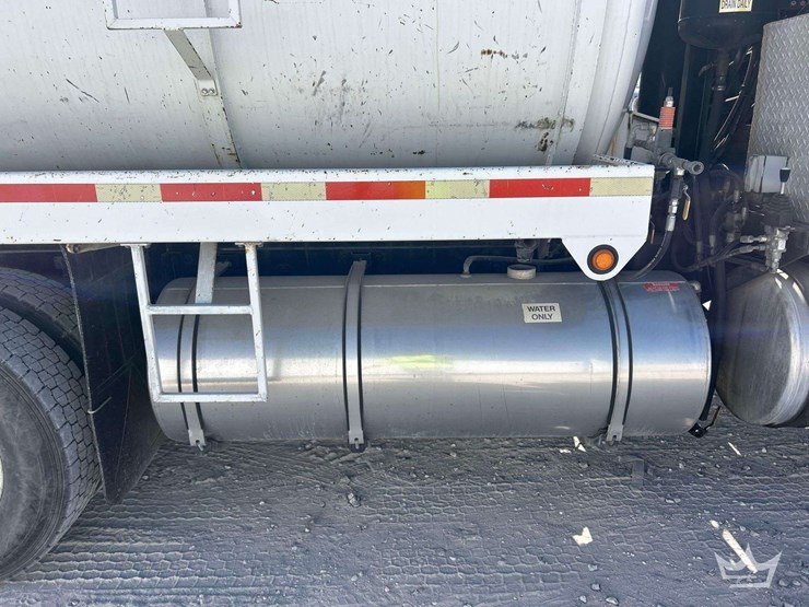 2016-freightliner-114sd-image-24