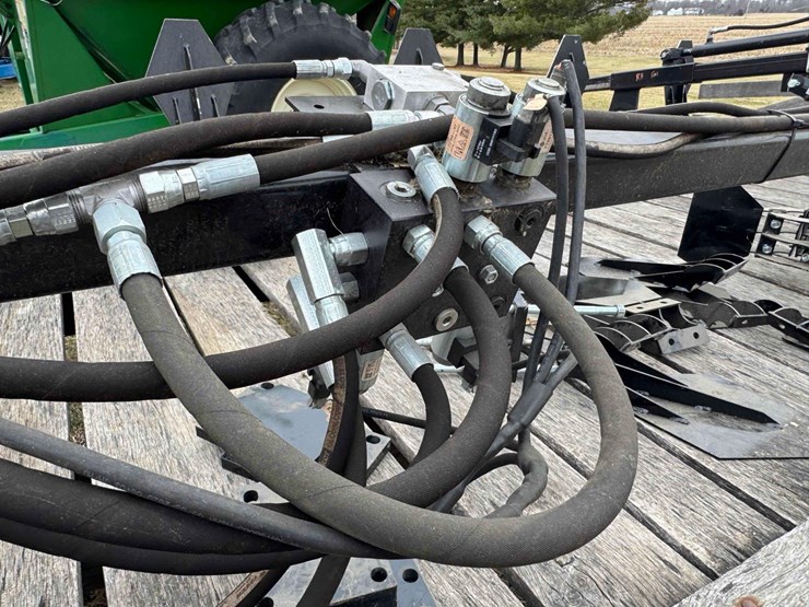 2023-hawken-corn-reel,-hydraulic-fore/aft-&-raise/lower,-only-used-on-100-acres-image-5