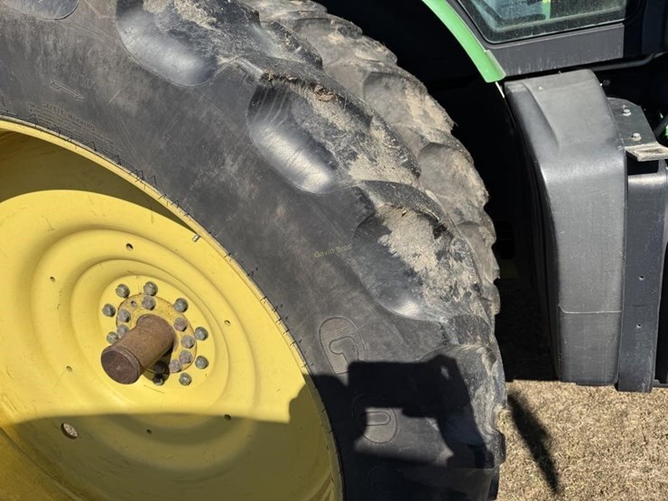 john-deere-8235r-image-14