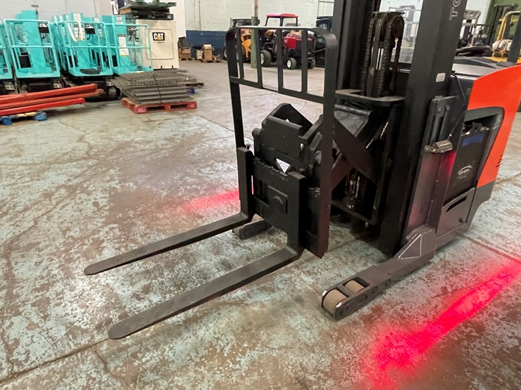 #221-•-2012-toyota-electric-ride-on-reach-truck-image-25