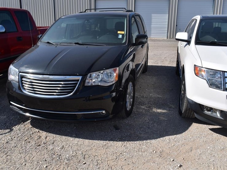 2015-chrysler-town-&-country-image-1