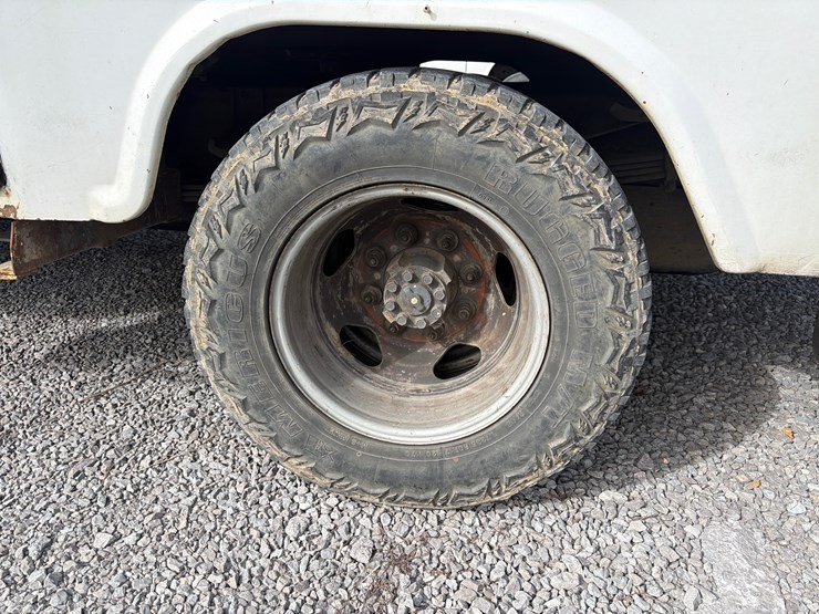 2013-chevrolet-3500-image-9