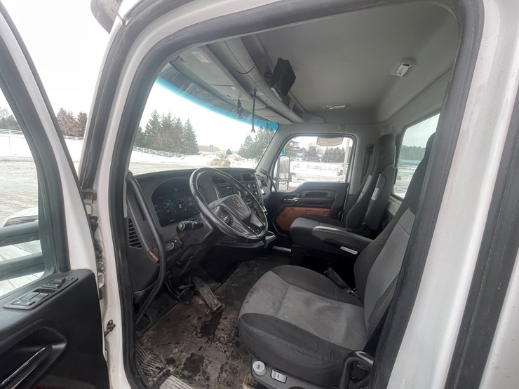 2022-kenworth-t680-image-36