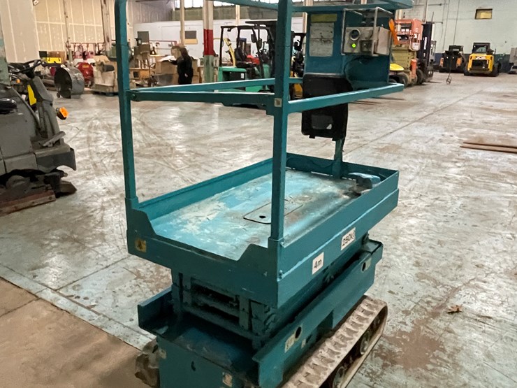 #203-•-2012-en-environment-electric-track-scissor-lift-image-5