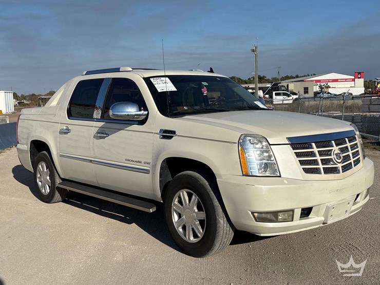 2011-cadillac-escalade-image-2