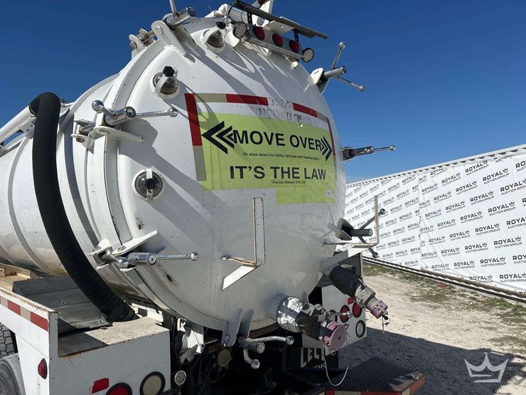 2016-freightliner-114sd-image-20