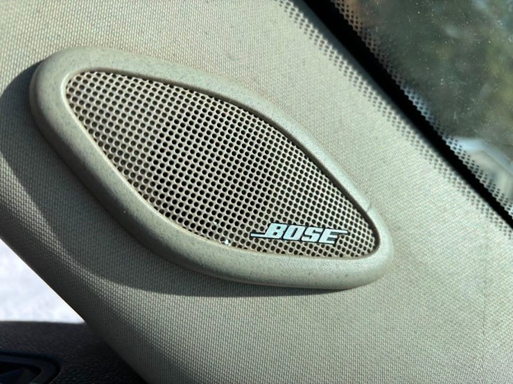 2010-chevrolet-suburban-image-21