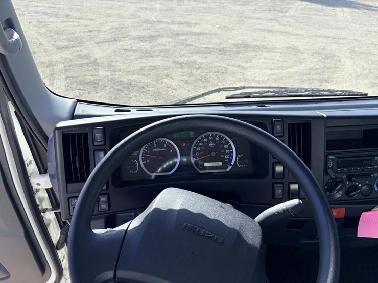 2023-isuzu-nrr-image-18