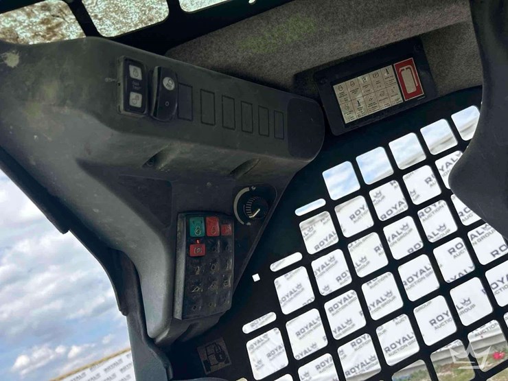 2023-deere-317g-image-11