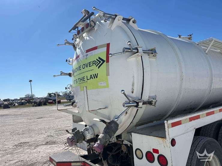 2016-freightliner-114sd-image-21