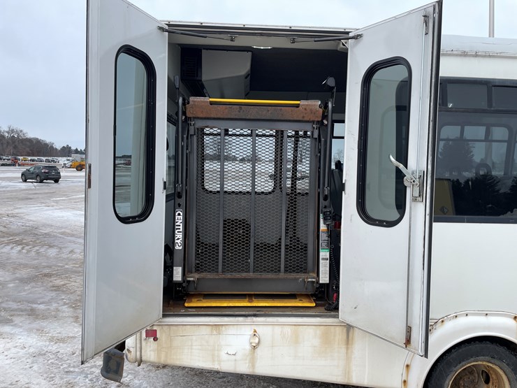 2014-ford-e450-image-25