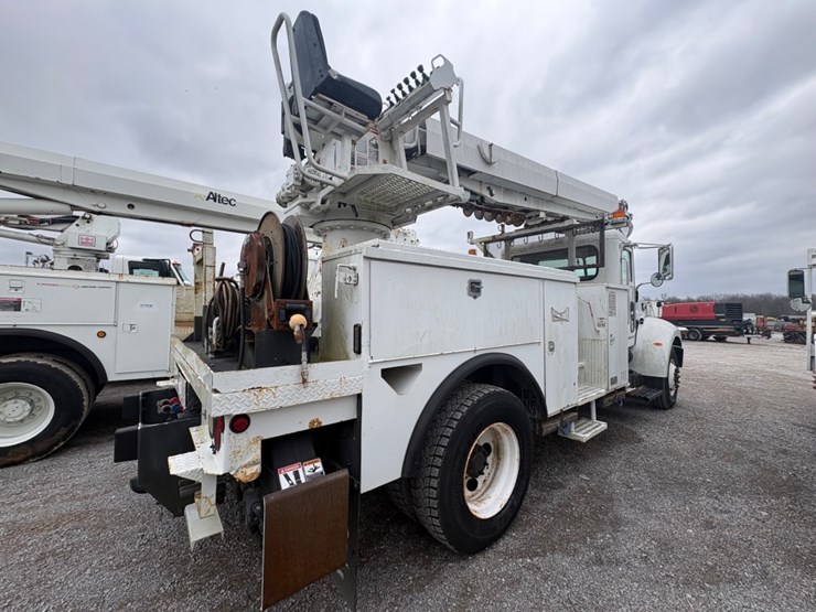 2007-peterbilt-335-image-4