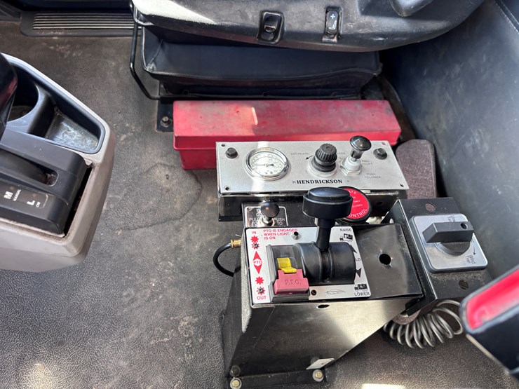 2016-peterbilt-567-image-11