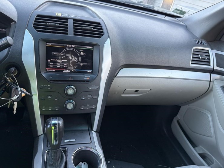 2011-ford-explorer-xlt-image-16