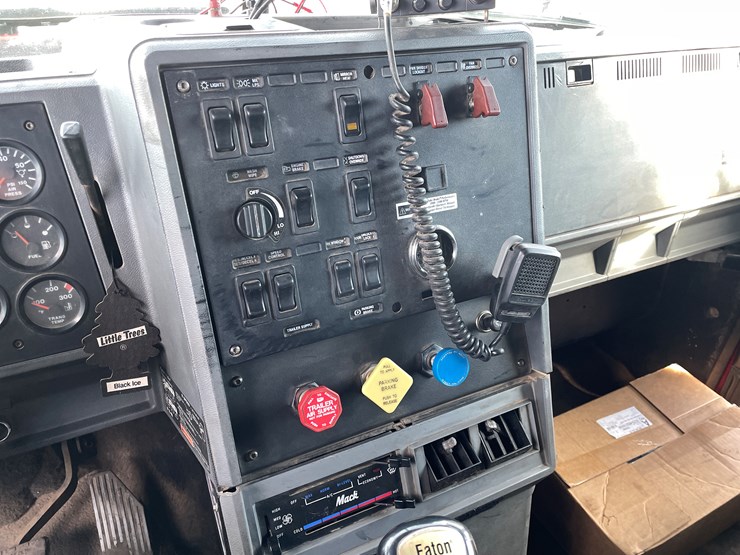 2001-mack-cl713-image-27